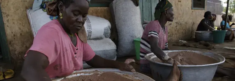 Women of the Tung-Teiya Shea Butter Extraction Women's Association (TUSEWA) make shea butter by hand from roasted shea nuts in Tamale, Ghana, June 23, 2006. Photo: Jonathan Ernst / World Bank. Photo ID: JE-GH060624_33967 World Bank