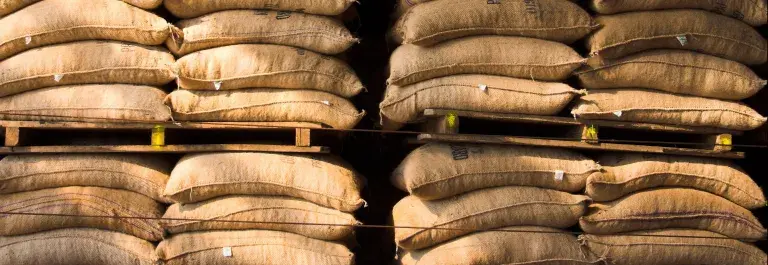 Hemp sacks on pallets © sculpies, Adobe stock