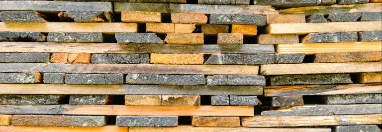 Orange and grey chopped wood stacked up © Unsplash
