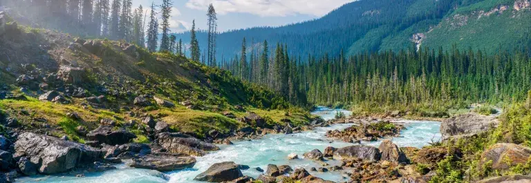 Landscape with mountains and rocks along a river © Unsplash