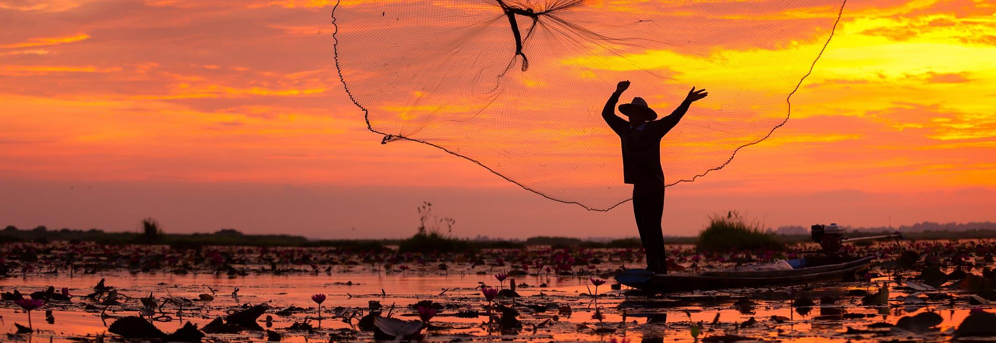 Silhouhette of fisherman at sunset © tong2530, Adobe stock