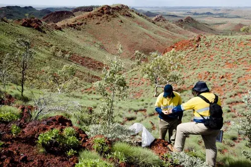 Geologists Sampling Rocks © Adwo, Adobe stock