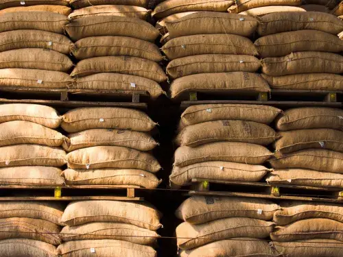 Hemp sacks on pallets © sculpies, Adobe stock