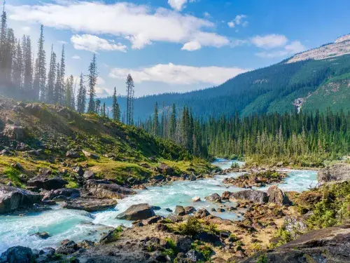 Landscape with mountains and rocks along a river © Unsplash