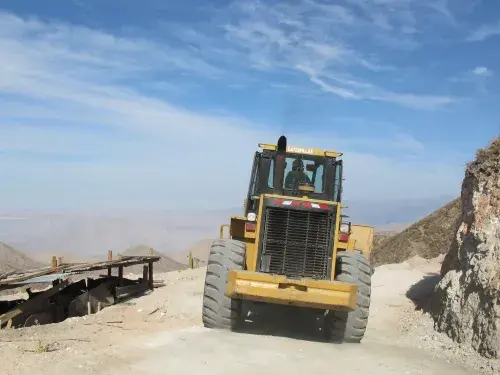 Heavy duty vehicle riding along ridge near mine © Marieke van der Mijn,  Responsible Jewellery Council